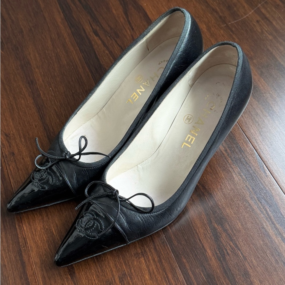 Vintage Chanel Black Leather CC Bow Pointed Toe Pumps EU 36